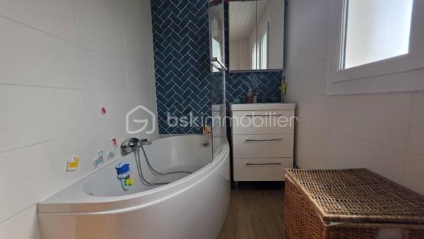 Au coeur du village Kaufman de St Germain, maison mitoyenne édifiée sur un terrain de 160 m2.

Entrée, buanderie, WC, cuisine équipée ouverte sur un beau séjour de 30 m2 environ. Terrasse et jardin.
A l'étage, 3 chambres, une SDB et rangements. 
Dans les combles aménagés, 4ème chambre.

Une maison coup de coeur ! au goût du jour. Prestations de qualité : double vitrage, radiateurs changés, pompe à chaleur réversible dans les combles.

Maison familiale dans un secteur CALME. Ecoles et commerces à pied. 

Box privatif en option. Plus d'info par téléphone.