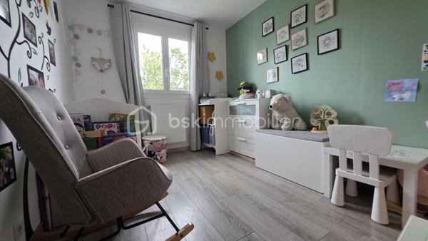Au coeur du village Kaufman de St Germain, maison mitoyenne édifiée sur un terrain de 160 m2.

Entrée, buanderie, WC, cuisine équipée ouverte sur un beau séjour de 30 m2 environ. Terrasse et jardin.
A l'étage, 3 chambres, une SDB et rangements. 
Dans les combles aménagés, 4ème chambre.

Une maison coup de coeur ! au goût du jour. Prestations de qualité : double vitrage, radiateurs changés, pompe à chaleur réversible dans les combles.

Maison familiale dans un secteur CALME. Ecoles et commerces à pied. 

Box privatif en option. Plus d'info par téléphone.