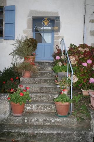 Location                                                      Maison
                        
                     3 pièces                                         à Josselin