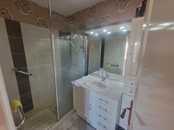 À Vendre , T3 à Pont-de-Chéruy ,73,76 m² avec parking et cave