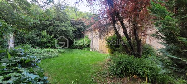 Maison de caractère proche de Pithiviers comprenant entrée sur séjour avec poêle a pellet  ,cuisine , dégagement  ,chambre avec salle de bain attenante ,wc ,a demi niveau salon avec ouverture sur jardin ,chambre au dessus .
a l' étage mezzanine avec bureau ,palier et chambre ,wc et raccordement évier en attente .
dépendance attenante ,cellier et duplex 35 m²indépendant   a aménager 
cave .
terrain clos d' une surface de 1063 m²