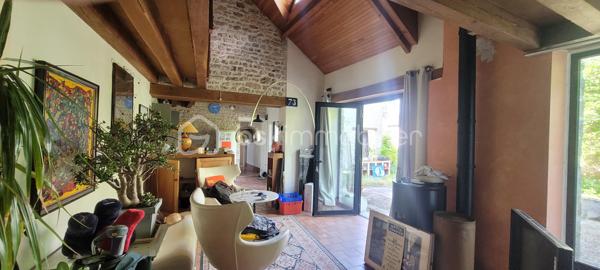 Maison de caractère proche de Pithiviers comprenant entrée sur séjour avec poêle a pellet  ,cuisine , dégagement  ,chambre avec salle de bain attenante ,wc ,a demi niveau salon avec ouverture sur jardin ,chambre au dessus .
a l' étage mezzanine avec bureau ,palier et chambre ,wc et raccordement évier en attente .
dépendance attenante ,cellier et duplex 35 m²indépendant   a aménager 
cave .
terrain clos d' une surface de 1063 m²