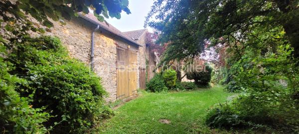 Maison de caractère proche de Pithiviers comprenant entrée sur séjour avec poêle a pellet  ,cuisine , dégagement  ,chambre avec salle de bain attenante ,wc ,a demi niveau salon avec ouverture sur jardin ,chambre au dessus .
a l' étage mezzanine avec bureau ,palier et chambre ,wc et raccordement évier en attente .
dépendance attenante ,cellier et duplex 35 m²indépendant   a aménager 
cave .
terrain clos d' une surface de 1063 m²