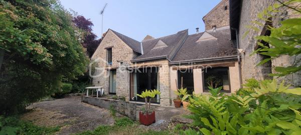 Maison de caractère proche de Pithiviers comprenant entrée sur séjour avec poêle a pellet  ,cuisine , dégagement  ,chambre avec salle de bain attenante ,wc ,a demi niveau salon avec ouverture sur jardin ,chambre au dessus .
a l' étage mezzanine avec bureau ,palier et chambre ,wc et raccordement évier en attente .
dépendance attenante ,cellier et duplex 35 m²indépendant   a aménager 
cave .
terrain clos d' une surface de 1063 m²