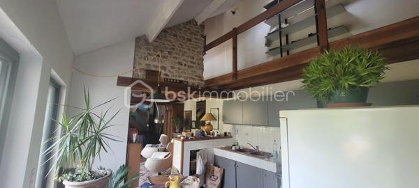 Maison de caractère proche de Pithiviers comprenant entrée sur séjour avec poêle a pellet  ,cuisine , dégagement  ,chambre avec salle de bain attenante ,wc ,a demi niveau salon avec ouverture sur jardin ,chambre au dessus .
a l' étage mezzanine avec bureau ,palier et chambre ,wc et raccordement évier en attente .
dépendance attenante ,cellier et duplex 35 m²indépendant   a aménager 
cave .
terrain clos d' une surface de 1063 m²