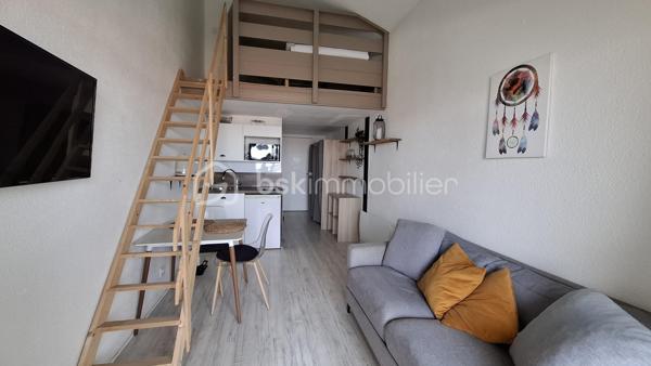 Dans une résidence bien entretenue sur la Corniche, à proximité de la plage des Bussoleries, je vous propose ce très bel appartement coup de cœur de 27 m2 ( 17,6 loi carrez) avec garage.
Il se compose d'une entrée avec rangements, une pièce de vie donnant sur balcon avec vue dégagée, un coin cuisine aménagé et équipé, un couchage en mezzanine et une salle d'eau avec WC. Il est situé au deuxième et dernier étage d'un immeuble sans ascenseur.
En sous-sol, vous trouverez  un garage fermé pour votre véhicule.
Ce logement a été aménagé avec soin et beaucoup de goût. Il sera parfait pour une résidence secondaire ou pour un investissement locatif saisonnier ou à l'année.
Sa situation géographique est idéale:
A 100 m de la plage des Bussoleries.
A 2,5 km du port de Saint-Gilles-Croix-de-Vie.
A  1,5 km du marché de Sion et ses petits commerces.
A 2 km d'une grande surface.
A 1,5 km de l'embarcadère pour l'Ile d'Yeu.