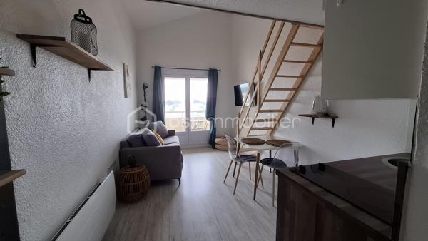 Dans une résidence bien entretenue sur la Corniche, à proximité de la plage des Bussoleries, je vous propose ce très bel appartement coup de cœur de 27 m2 ( 17,6 loi carrez) avec garage.
Il se compose d'une entrée avec rangements, une pièce de vie donnant sur balcon avec vue dégagée, un coin cuisine aménagé et équipé, un couchage en mezzanine et une salle d'eau avec WC. Il est situé au deuxième et dernier étage d'un immeuble sans ascenseur.
En sous-sol, vous trouverez  un garage fermé pour votre véhicule.
Ce logement a été aménagé avec soin et beaucoup de goût. Il sera parfait pour une résidence secondaire ou pour un investissement locatif saisonnier ou à l'année.
Sa situation géographique est idéale:
A 100 m de la plage des Bussoleries.
A 2,5 km du port de Saint-Gilles-Croix-de-Vie.
A  1,5 km du marché de Sion et ses petits commerces.
A 2 km d'une grande surface.
A 1,5 km de l'embarcadère pour l'Ile d'Yeu.