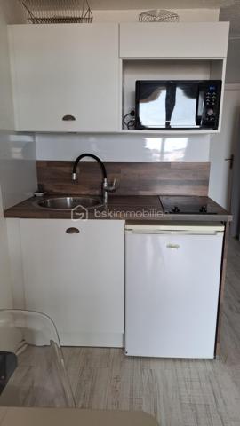 Dans une résidence bien entretenue sur la Corniche, à proximité de la plage des Bussoleries, je vous propose ce très bel appartement coup de cœur de 27 m2 ( 17,6 loi carrez) avec garage.
Il se compose d'une entrée avec rangements, une pièce de vie donnant sur balcon avec vue dégagée, un coin cuisine aménagé et équipé, un couchage en mezzanine et une salle d'eau avec WC. Il est situé au deuxième et dernier étage d'un immeuble sans ascenseur.
En sous-sol, vous trouverez  un garage fermé pour votre véhicule.
Ce logement a été aménagé avec soin et beaucoup de goût. Il sera parfait pour une résidence secondaire ou pour un investissement locatif saisonnier ou à l'année.
Sa situation géographique est idéale:
A 100 m de la plage des Bussoleries.
A 2,5 km du port de Saint-Gilles-Croix-de-Vie.
A  1,5 km du marché de Sion et ses petits commerces.
A 2 km d'une grande surface.
A 1,5 km de l'embarcadère pour l'Ile d'Yeu.