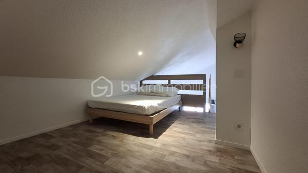 Dans une résidence bien entretenue sur la Corniche, à proximité de la plage des Bussoleries, je vous propose ce très bel appartement coup de cœur de 27 m2 ( 17,6 loi carrez) avec garage.
Il se compose d'une entrée avec rangements, une pièce de vie donnant sur balcon avec vue dégagée, un coin cuisine aménagé et équipé, un couchage en mezzanine et une salle d'eau avec WC. Il est situé au deuxième et dernier étage d'un immeuble sans ascenseur.
En sous-sol, vous trouverez  un garage fermé pour votre véhicule.
Ce logement a été aménagé avec soin et beaucoup de goût. Il sera parfait pour une résidence secondaire ou pour un investissement locatif saisonnier ou à l'année.
Sa situation géographique est idéale:
A 100 m de la plage des Bussoleries.
A 2,5 km du port de Saint-Gilles-Croix-de-Vie.
A  1,5 km du marché de Sion et ses petits commerces.
A 2 km d'une grande surface.
A 1,5 km de l'embarcadère pour l'Ile d'Yeu.