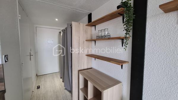 Dans une résidence bien entretenue sur la Corniche, à proximité de la plage des Bussoleries, je vous propose ce très bel appartement coup de cœur de 27 m2 ( 17,6 loi carrez) avec garage.
Il se compose d'une entrée avec rangements, une pièce de vie donnant sur balcon avec vue dégagée, un coin cuisine aménagé et équipé, un couchage en mezzanine et une salle d'eau avec WC. Il est situé au deuxième et dernier étage d'un immeuble sans ascenseur.
En sous-sol, vous trouverez  un garage fermé pour votre véhicule.
Ce logement a été aménagé avec soin et beaucoup de goût. Il sera parfait pour une résidence secondaire ou pour un investissement locatif saisonnier ou à l'année.
Sa situation géographique est idéale:
A 100 m de la plage des Bussoleries.
A 2,5 km du port de Saint-Gilles-Croix-de-Vie.
A  1,5 km du marché de Sion et ses petits commerces.
A 2 km d'une grande surface.
A 1,5 km de l'embarcadère pour l'Ile d'Yeu.