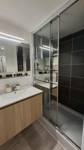 Dans une résidence bien entretenue sur la Corniche, à proximité de la plage des Bussoleries, je vous propose ce très bel appartement coup de cœur de 27 m2 ( 17,6 loi carrez) avec garage.
Il se compose d'une entrée avec rangements, une pièce de vie donnant sur balcon avec vue dégagée, un coin cuisine aménagé et équipé, un couchage en mezzanine et une salle d'eau avec WC. Il est situé au deuxième et dernier étage d'un immeuble sans ascenseur.
En sous-sol, vous trouverez  un garage fermé pour votre véhicule.
Ce logement a été aménagé avec soin et beaucoup de goût. Il sera parfait pour une résidence secondaire ou pour un investissement locatif saisonnier ou à l'année.
Sa situation géographique est idéale:
A 100 m de la plage des Bussoleries.
A 2,5 km du port de Saint-Gilles-Croix-de-Vie.
A  1,5 km du marché de Sion et ses petits commerces.
A 2 km d'une grande surface.
A 1,5 km de l'embarcadère pour l'Ile d'Yeu.