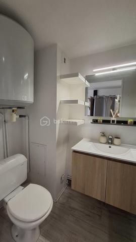 Dans une résidence bien entretenue sur la Corniche, à proximité de la plage des Bussoleries, je vous propose ce très bel appartement coup de cœur de 27 m2 ( 17,6 loi carrez) avec garage.
Il se compose d'une entrée avec rangements, une pièce de vie donnant sur balcon avec vue dégagée, un coin cuisine aménagé et équipé, un couchage en mezzanine et une salle d'eau avec WC. Il est situé au deuxième et dernier étage d'un immeuble sans ascenseur.
En sous-sol, vous trouverez  un garage fermé pour votre véhicule.
Ce logement a été aménagé avec soin et beaucoup de goût. Il sera parfait pour une résidence secondaire ou pour un investissement locatif saisonnier ou à l'année.
Sa situation géographique est idéale:
A 100 m de la plage des Bussoleries.
A 2,5 km du port de Saint-Gilles-Croix-de-Vie.
A  1,5 km du marché de Sion et ses petits commerces.
A 2 km d'une grande surface.
A 1,5 km de l'embarcadère pour l'Ile d'Yeu.