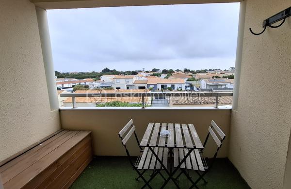 Dans une résidence bien entretenue sur la Corniche, à proximité de la plage des Bussoleries, je vous propose ce très bel appartement coup de cœur de 27 m2 ( 17,6 loi carrez) avec garage.
Il se compose d'une entrée avec rangements, une pièce de vie donnant sur balcon avec vue dégagée, un coin cuisine aménagé et équipé, un couchage en mezzanine et une salle d'eau avec WC. Il est situé au deuxième et dernier étage d'un immeuble sans ascenseur.
En sous-sol, vous trouverez  un garage fermé pour votre véhicule.
Ce logement a été aménagé avec soin et beaucoup de goût. Il sera parfait pour une résidence secondaire ou pour un investissement locatif saisonnier ou à l'année.
Sa situation géographique est idéale:
A 100 m de la plage des Bussoleries.
A 2,5 km du port de Saint-Gilles-Croix-de-Vie.
A  1,5 km du marché de Sion et ses petits commerces.
A 2 km d'une grande surface.
A 1,5 km de l'embarcadère pour l'Ile d'Yeu.