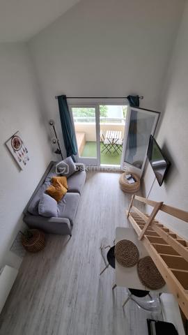 Dans une résidence bien entretenue sur la Corniche, à proximité de la plage des Bussoleries, je vous propose ce très bel appartement coup de cœur de 27 m2 ( 17,6 loi carrez) avec garage.
Il se compose d'une entrée avec rangements, une pièce de vie donnant sur balcon avec vue dégagée, un coin cuisine aménagé et équipé, un couchage en mezzanine et une salle d'eau avec WC. Il est situé au deuxième et dernier étage d'un immeuble sans ascenseur.
En sous-sol, vous trouverez  un garage fermé pour votre véhicule.
Ce logement a été aménagé avec soin et beaucoup de goût. Il sera parfait pour une résidence secondaire ou pour un investissement locatif saisonnier ou à l'année.
Sa situation géographique est idéale:
A 100 m de la plage des Bussoleries.
A 2,5 km du port de Saint-Gilles-Croix-de-Vie.
A  1,5 km du marché de Sion et ses petits commerces.
A 2 km d'une grande surface.
A 1,5 km de l'embarcadère pour l'Ile d'Yeu.