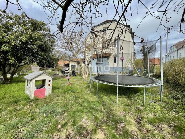 Spacieuse maison familiale sur vaste terrain avec garage