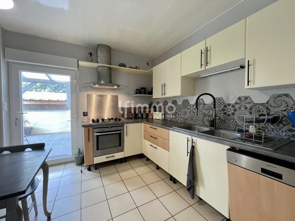 Spacieuse maison familiale sur vaste terrain avec garage