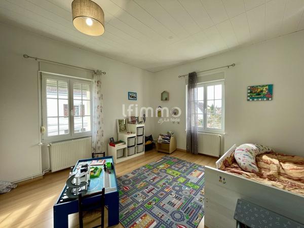 Spacieuse maison familiale sur vaste terrain avec garage