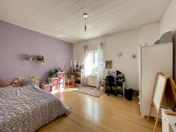Spacieuse maison familiale sur vaste terrain avec garage