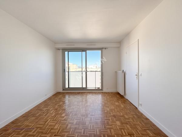 STUDIO AU DERNIER ÉTAGE - CALME ET LUMINEUX - PARIS 19