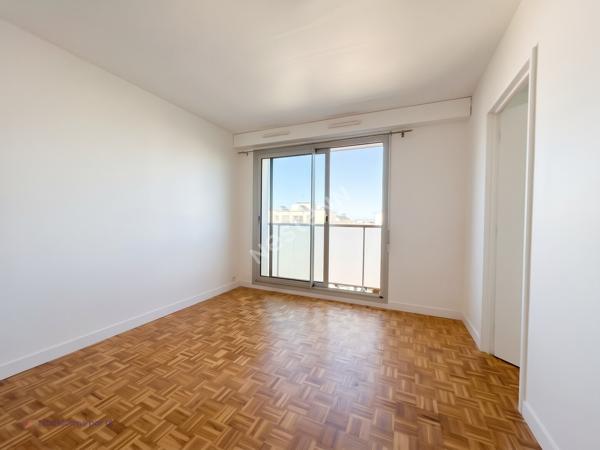 STUDIO AU DERNIER ÉTAGE - CALME ET LUMINEUX - PARIS 19