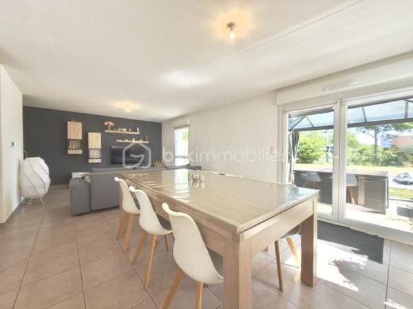 Vous rêvez d'une maison sans les contraintes d'entretien d'un grand terrain ? Ce magnifique duplex de 92 m², situé dans un environnement calme et recherché de Pfastatt, est fait pour vous !

Construit en 2016 et parfaitement entretenu, ce bien vous séduira par ses volumes, sa luminosité et ses prestations de qualité.

Dès l'entrée, vous découvrirez une agréable pièce de vie avec cuisine ouverte entièrement équipée, offrant un espace convivial pour partager de précieux moments en famille. Grâce à son accès direct à la terrasse et au jardin, la transition entre intérieur et extérieur est naturelle et particulièrement agréable.

À l'étage, l'espace nuit se compose de trois belles chambres, idéales pour accueillir une famille, ainsi qu'une salle de bains avec WC et espace buanderie.

À l'extérieur, profitez pleinement des beaux jours grâce à une terrasse d'environ 20 m² et à un jardin clos, arboré et soigneusement entretenu de 182 m².

Côté pratique, vous bénéficierez d'un grand garage double de 35 m² en enfilade avec électricité et point d'eau, ainsi que d'une place de stationnement privative devant le garage.

Les prestations qui font la différence :

- Construction récente de 2016
- Aucun travaux à prévoir
- Cuisine entièrement équipée
- Chauffage au sol au Rez de chaussé
- Volets électrique, radiateur à l'étage
- Terrasse de 20 m²
- Jardin privatif clos et arboré
- Garage double de 35 m²
- Place de parking privative
- Faibles charges de copropriété : seulement 20 €/mois
 Taxe foncière : 1 538 €/an

Un bien rare sur le secteur, idéal pour une famille, un jeune couple ou des acquéreurs recherchant le confort d'une maison avec les avantages d'une copropriété à faibles charges.
 Proche des écoles, commerces, transports et axes routiers.

❤ Un bien clé en main où il ne reste plus qu'à poser vos valises.

Contactez-moi dès maintenant pour organiser votre visite !