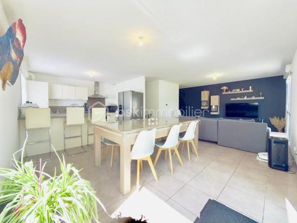 Vous rêvez d'une maison sans les contraintes d'entretien d'un grand terrain ? Ce magnifique duplex de 92 m², situé dans un environnement calme et recherché de Pfastatt, est fait pour vous !

Construit en 2016 et parfaitement entretenu, ce bien vous séduira par ses volumes, sa luminosité et ses prestations de qualité.

Dès l'entrée, vous découvrirez une agréable pièce de vie avec cuisine ouverte entièrement équipée, offrant un espace convivial pour partager de précieux moments en famille. Grâce à son accès direct à la terrasse et au jardin, la transition entre intérieur et extérieur est naturelle et particulièrement agréable.

À l'étage, l'espace nuit se compose de trois belles chambres, idéales pour accueillir une famille, ainsi qu'une salle de bains avec WC et espace buanderie.

À l'extérieur, profitez pleinement des beaux jours grâce à une terrasse d'environ 20 m² et à un jardin clos, arboré et soigneusement entretenu de 182 m².

Côté pratique, vous bénéficierez d'un grand garage double de 35 m² en enfilade avec électricité et point d'eau, ainsi que d'une place de stationnement privative devant le garage.

Les prestations qui font la différence :

- Construction récente de 2016
- Aucun travaux à prévoir
- Cuisine entièrement équipée
- Chauffage au sol au Rez de chaussé
- Volets électrique, radiateur à l'étage
- Terrasse de 20 m²
- Jardin privatif clos et arboré
- Garage double de 35 m²
- Place de parking privative
- Faibles charges de copropriété : seulement 20 €/mois
 Taxe foncière : 1 538 €/an

Un bien rare sur le secteur, idéal pour une famille, un jeune couple ou des acquéreurs recherchant le confort d'une maison avec les avantages d'une copropriété à faibles charges.
 Proche des écoles, commerces, transports et axes routiers.

❤ Un bien clé en main où il ne reste plus qu'à poser vos valises.

Contactez-moi dès maintenant pour organiser votre visite !