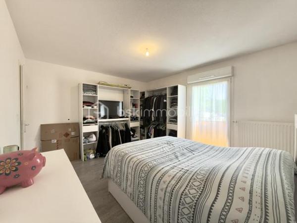 Vous rêvez d'une maison sans les contraintes d'entretien d'un grand terrain ? Ce magnifique duplex de 92 m², situé dans un environnement calme et recherché de Pfastatt, est fait pour vous !

Construit en 2016 et parfaitement entretenu, ce bien vous séduira par ses volumes, sa luminosité et ses prestations de qualité.

Dès l'entrée, vous découvrirez une agréable pièce de vie avec cuisine ouverte entièrement équipée, offrant un espace convivial pour partager de précieux moments en famille. Grâce à son accès direct à la terrasse et au jardin, la transition entre intérieur et extérieur est naturelle et particulièrement agréable.

À l'étage, l'espace nuit se compose de trois belles chambres, idéales pour accueillir une famille, ainsi qu'une salle de bains avec WC et espace buanderie.

À l'extérieur, profitez pleinement des beaux jours grâce à une terrasse d'environ 20 m² et à un jardin clos, arboré et soigneusement entretenu de 182 m².

Côté pratique, vous bénéficierez d'un grand garage double de 35 m² en enfilade avec électricité et point d'eau, ainsi que d'une place de stationnement privative devant le garage.

Les prestations qui font la différence :

- Construction récente de 2016
- Aucun travaux à prévoir
- Cuisine entièrement équipée
- Chauffage au sol au Rez de chaussé
- Volets électrique, radiateur à l'étage
- Terrasse de 20 m²
- Jardin privatif clos et arboré
- Garage double de 35 m²
- Place de parking privative
- Faibles charges de copropriété : seulement 20 €/mois
 Taxe foncière : 1 538 €/an

Un bien rare sur le secteur, idéal pour une famille, un jeune couple ou des acquéreurs recherchant le confort d'une maison avec les avantages d'une copropriété à faibles charges.
 Proche des écoles, commerces, transports et axes routiers.

❤ Un bien clé en main où il ne reste plus qu'à poser vos valises.

Contactez-moi dès maintenant pour organiser votre visite !