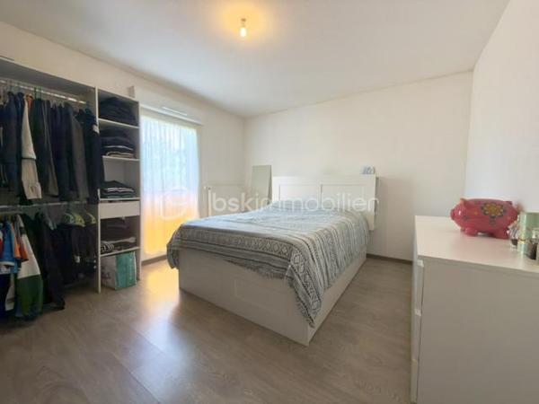 Vous rêvez d'une maison sans les contraintes d'entretien d'un grand terrain ? Ce magnifique duplex de 92 m², situé dans un environnement calme et recherché de Pfastatt, est fait pour vous !

Construit en 2016 et parfaitement entretenu, ce bien vous séduira par ses volumes, sa luminosité et ses prestations de qualité.

Dès l'entrée, vous découvrirez une agréable pièce de vie avec cuisine ouverte entièrement équipée, offrant un espace convivial pour partager de précieux moments en famille. Grâce à son accès direct à la terrasse et au jardin, la transition entre intérieur et extérieur est naturelle et particulièrement agréable.

À l'étage, l'espace nuit se compose de trois belles chambres, idéales pour accueillir une famille, ainsi qu'une salle de bains avec WC et espace buanderie.

À l'extérieur, profitez pleinement des beaux jours grâce à une terrasse d'environ 20 m² et à un jardin clos, arboré et soigneusement entretenu de 182 m².

Côté pratique, vous bénéficierez d'un grand garage double de 35 m² en enfilade avec électricité et point d'eau, ainsi que d'une place de stationnement privative devant le garage.

Les prestations qui font la différence :

- Construction récente de 2016
- Aucun travaux à prévoir
- Cuisine entièrement équipée
- Chauffage au sol au Rez de chaussé
- Volets électrique, radiateur à l'étage
- Terrasse de 20 m²
- Jardin privatif clos et arboré
- Garage double de 35 m²
- Place de parking privative
- Faibles charges de copropriété : seulement 20 €/mois
 Taxe foncière : 1 538 €/an

Un bien rare sur le secteur, idéal pour une famille, un jeune couple ou des acquéreurs recherchant le confort d'une maison avec les avantages d'une copropriété à faibles charges.
 Proche des écoles, commerces, transports et axes routiers.

❤ Un bien clé en main où il ne reste plus qu'à poser vos valises.

Contactez-moi dès maintenant pour organiser votre visite !