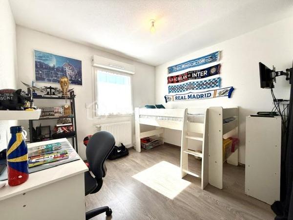 Vous rêvez d'une maison sans les contraintes d'entretien d'un grand terrain ? Ce magnifique duplex de 92 m², situé dans un environnement calme et recherché de Pfastatt, est fait pour vous !

Construit en 2016 et parfaitement entretenu, ce bien vous séduira par ses volumes, sa luminosité et ses prestations de qualité.

Dès l'entrée, vous découvrirez une agréable pièce de vie avec cuisine ouverte entièrement équipée, offrant un espace convivial pour partager de précieux moments en famille. Grâce à son accès direct à la terrasse et au jardin, la transition entre intérieur et extérieur est naturelle et particulièrement agréable.

À l'étage, l'espace nuit se compose de trois belles chambres, idéales pour accueillir une famille, ainsi qu'une salle de bains avec WC et espace buanderie.

À l'extérieur, profitez pleinement des beaux jours grâce à une terrasse d'environ 20 m² et à un jardin clos, arboré et soigneusement entretenu de 182 m².

Côté pratique, vous bénéficierez d'un grand garage double de 35 m² en enfilade avec électricité et point d'eau, ainsi que d'une place de stationnement privative devant le garage.

Les prestations qui font la différence :

- Construction récente de 2016
- Aucun travaux à prévoir
- Cuisine entièrement équipée
- Chauffage au sol au Rez de chaussé
- Volets électrique, radiateur à l'étage
- Terrasse de 20 m²
- Jardin privatif clos et arboré
- Garage double de 35 m²
- Place de parking privative
- Faibles charges de copropriété : seulement 20 €/mois
 Taxe foncière : 1 538 €/an

Un bien rare sur le secteur, idéal pour une famille, un jeune couple ou des acquéreurs recherchant le confort d'une maison avec les avantages d'une copropriété à faibles charges.
 Proche des écoles, commerces, transports et axes routiers.

❤ Un bien clé en main où il ne reste plus qu'à poser vos valises.

Contactez-moi dès maintenant pour organiser votre visite !