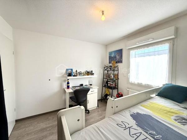 Vous rêvez d'une maison sans les contraintes d'entretien d'un grand terrain ? Ce magnifique duplex de 92 m², situé dans un environnement calme et recherché de Pfastatt, est fait pour vous !

Construit en 2016 et parfaitement entretenu, ce bien vous séduira par ses volumes, sa luminosité et ses prestations de qualité.

Dès l'entrée, vous découvrirez une agréable pièce de vie avec cuisine ouverte entièrement équipée, offrant un espace convivial pour partager de précieux moments en famille. Grâce à son accès direct à la terrasse et au jardin, la transition entre intérieur et extérieur est naturelle et particulièrement agréable.

À l'étage, l'espace nuit se compose de trois belles chambres, idéales pour accueillir une famille, ainsi qu'une salle de bains avec WC et espace buanderie.

À l'extérieur, profitez pleinement des beaux jours grâce à une terrasse d'environ 20 m² et à un jardin clos, arboré et soigneusement entretenu de 182 m².

Côté pratique, vous bénéficierez d'un grand garage double de 35 m² en enfilade avec électricité et point d'eau, ainsi que d'une place de stationnement privative devant le garage.

Les prestations qui font la différence :

- Construction récente de 2016
- Aucun travaux à prévoir
- Cuisine entièrement équipée
- Chauffage au sol au Rez de chaussé
- Volets électrique, radiateur à l'étage
- Terrasse de 20 m²
- Jardin privatif clos et arboré
- Garage double de 35 m²
- Place de parking privative
- Faibles charges de copropriété : seulement 20 €/mois
 Taxe foncière : 1 538 €/an

Un bien rare sur le secteur, idéal pour une famille, un jeune couple ou des acquéreurs recherchant le confort d'une maison avec les avantages d'une copropriété à faibles charges.
 Proche des écoles, commerces, transports et axes routiers.

❤ Un bien clé en main où il ne reste plus qu'à poser vos valises.

Contactez-moi dès maintenant pour organiser votre visite !