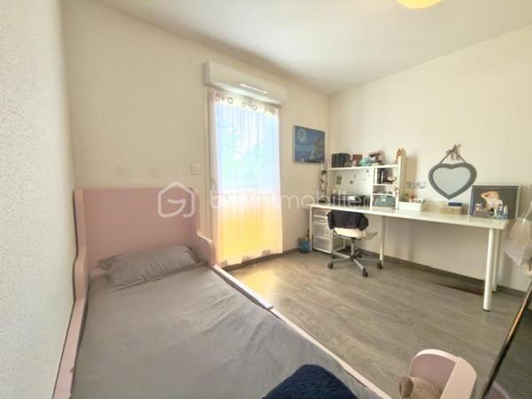 Vous rêvez d'une maison sans les contraintes d'entretien d'un grand terrain ? Ce magnifique duplex de 92 m², situé dans un environnement calme et recherché de Pfastatt, est fait pour vous !

Construit en 2016 et parfaitement entretenu, ce bien vous séduira par ses volumes, sa luminosité et ses prestations de qualité.

Dès l'entrée, vous découvrirez une agréable pièce de vie avec cuisine ouverte entièrement équipée, offrant un espace convivial pour partager de précieux moments en famille. Grâce à son accès direct à la terrasse et au jardin, la transition entre intérieur et extérieur est naturelle et particulièrement agréable.

À l'étage, l'espace nuit se compose de trois belles chambres, idéales pour accueillir une famille, ainsi qu'une salle de bains avec WC et espace buanderie.

À l'extérieur, profitez pleinement des beaux jours grâce à une terrasse d'environ 20 m² et à un jardin clos, arboré et soigneusement entretenu de 182 m².

Côté pratique, vous bénéficierez d'un grand garage double de 35 m² en enfilade avec électricité et point d'eau, ainsi que d'une place de stationnement privative devant le garage.

Les prestations qui font la différence :

- Construction récente de 2016
- Aucun travaux à prévoir
- Cuisine entièrement équipée
- Chauffage au sol au Rez de chaussé
- Volets électrique, radiateur à l'étage
- Terrasse de 20 m²
- Jardin privatif clos et arboré
- Garage double de 35 m²
- Place de parking privative
- Faibles charges de copropriété : seulement 20 €/mois
 Taxe foncière : 1 538 €/an

Un bien rare sur le secteur, idéal pour une famille, un jeune couple ou des acquéreurs recherchant le confort d'une maison avec les avantages d'une copropriété à faibles charges.
 Proche des écoles, commerces, transports et axes routiers.

❤ Un bien clé en main où il ne reste plus qu'à poser vos valises.

Contactez-moi dès maintenant pour organiser votre visite !