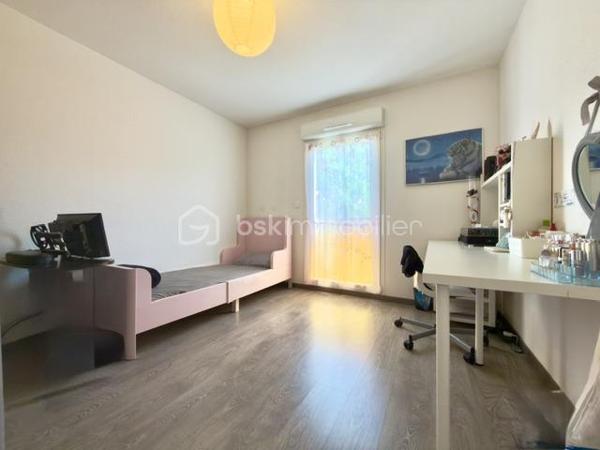 Vous rêvez d'une maison sans les contraintes d'entretien d'un grand terrain ? Ce magnifique duplex de 92 m², situé dans un environnement calme et recherché de Pfastatt, est fait pour vous !

Construit en 2016 et parfaitement entretenu, ce bien vous séduira par ses volumes, sa luminosité et ses prestations de qualité.

Dès l'entrée, vous découvrirez une agréable pièce de vie avec cuisine ouverte entièrement équipée, offrant un espace convivial pour partager de précieux moments en famille. Grâce à son accès direct à la terrasse et au jardin, la transition entre intérieur et extérieur est naturelle et particulièrement agréable.

À l'étage, l'espace nuit se compose de trois belles chambres, idéales pour accueillir une famille, ainsi qu'une salle de bains avec WC et espace buanderie.

À l'extérieur, profitez pleinement des beaux jours grâce à une terrasse d'environ 20 m² et à un jardin clos, arboré et soigneusement entretenu de 182 m².

Côté pratique, vous bénéficierez d'un grand garage double de 35 m² en enfilade avec électricité et point d'eau, ainsi que d'une place de stationnement privative devant le garage.

Les prestations qui font la différence :

- Construction récente de 2016
- Aucun travaux à prévoir
- Cuisine entièrement équipée
- Chauffage au sol au Rez de chaussé
- Volets électrique, radiateur à l'étage
- Terrasse de 20 m²
- Jardin privatif clos et arboré
- Garage double de 35 m²
- Place de parking privative
- Faibles charges de copropriété : seulement 20 €/mois
 Taxe foncière : 1 538 €/an

Un bien rare sur le secteur, idéal pour une famille, un jeune couple ou des acquéreurs recherchant le confort d'une maison avec les avantages d'une copropriété à faibles charges.
 Proche des écoles, commerces, transports et axes routiers.

❤ Un bien clé en main où il ne reste plus qu'à poser vos valises.

Contactez-moi dès maintenant pour organiser votre visite !
