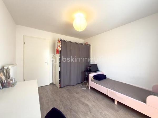 Vous rêvez d'une maison sans les contraintes d'entretien d'un grand terrain ? Ce magnifique duplex de 92 m², situé dans un environnement calme et recherché de Pfastatt, est fait pour vous !

Construit en 2016 et parfaitement entretenu, ce bien vous séduira par ses volumes, sa luminosité et ses prestations de qualité.

Dès l'entrée, vous découvrirez une agréable pièce de vie avec cuisine ouverte entièrement équipée, offrant un espace convivial pour partager de précieux moments en famille. Grâce à son accès direct à la terrasse et au jardin, la transition entre intérieur et extérieur est naturelle et particulièrement agréable.

À l'étage, l'espace nuit se compose de trois belles chambres, idéales pour accueillir une famille, ainsi qu'une salle de bains avec WC et espace buanderie.

À l'extérieur, profitez pleinement des beaux jours grâce à une terrasse d'environ 20 m² et à un jardin clos, arboré et soigneusement entretenu de 182 m².

Côté pratique, vous bénéficierez d'un grand garage double de 35 m² en enfilade avec électricité et point d'eau, ainsi que d'une place de stationnement privative devant le garage.

Les prestations qui font la différence :

- Construction récente de 2016
- Aucun travaux à prévoir
- Cuisine entièrement équipée
- Chauffage au sol au Rez de chaussé
- Volets électrique, radiateur à l'étage
- Terrasse de 20 m²
- Jardin privatif clos et arboré
- Garage double de 35 m²
- Place de parking privative
- Faibles charges de copropriété : seulement 20 €/mois
 Taxe foncière : 1 538 €/an

Un bien rare sur le secteur, idéal pour une famille, un jeune couple ou des acquéreurs recherchant le confort d'une maison avec les avantages d'une copropriété à faibles charges.
 Proche des écoles, commerces, transports et axes routiers.

❤ Un bien clé en main où il ne reste plus qu'à poser vos valises.

Contactez-moi dès maintenant pour organiser votre visite !