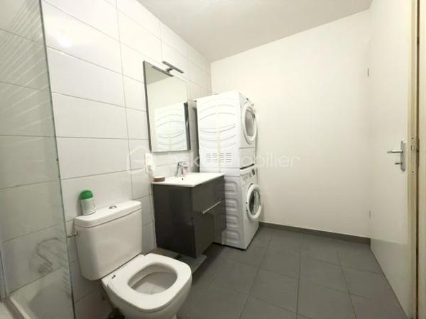 Vous rêvez d'une maison sans les contraintes d'entretien d'un grand terrain ? Ce magnifique duplex de 92 m², situé dans un environnement calme et recherché de Pfastatt, est fait pour vous !

Construit en 2016 et parfaitement entretenu, ce bien vous séduira par ses volumes, sa luminosité et ses prestations de qualité.

Dès l'entrée, vous découvrirez une agréable pièce de vie avec cuisine ouverte entièrement équipée, offrant un espace convivial pour partager de précieux moments en famille. Grâce à son accès direct à la terrasse et au jardin, la transition entre intérieur et extérieur est naturelle et particulièrement agréable.

À l'étage, l'espace nuit se compose de trois belles chambres, idéales pour accueillir une famille, ainsi qu'une salle de bains avec WC et espace buanderie.

À l'extérieur, profitez pleinement des beaux jours grâce à une terrasse d'environ 20 m² et à un jardin clos, arboré et soigneusement entretenu de 182 m².

Côté pratique, vous bénéficierez d'un grand garage double de 35 m² en enfilade avec électricité et point d'eau, ainsi que d'une place de stationnement privative devant le garage.

Les prestations qui font la différence :

- Construction récente de 2016
- Aucun travaux à prévoir
- Cuisine entièrement équipée
- Chauffage au sol au Rez de chaussé
- Volets électrique, radiateur à l'étage
- Terrasse de 20 m²
- Jardin privatif clos et arboré
- Garage double de 35 m²
- Place de parking privative
- Faibles charges de copropriété : seulement 20 €/mois
 Taxe foncière : 1 538 €/an

Un bien rare sur le secteur, idéal pour une famille, un jeune couple ou des acquéreurs recherchant le confort d'une maison avec les avantages d'une copropriété à faibles charges.
 Proche des écoles, commerces, transports et axes routiers.

❤ Un bien clé en main où il ne reste plus qu'à poser vos valises.

Contactez-moi dès maintenant pour organiser votre visite !