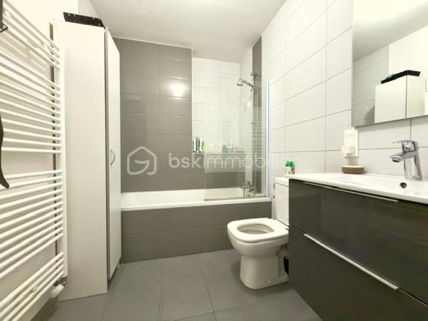 Vous rêvez d'une maison sans les contraintes d'entretien d'un grand terrain ? Ce magnifique duplex de 92 m², situé dans un environnement calme et recherché de Pfastatt, est fait pour vous !

Construit en 2016 et parfaitement entretenu, ce bien vous séduira par ses volumes, sa luminosité et ses prestations de qualité.

Dès l'entrée, vous découvrirez une agréable pièce de vie avec cuisine ouverte entièrement équipée, offrant un espace convivial pour partager de précieux moments en famille. Grâce à son accès direct à la terrasse et au jardin, la transition entre intérieur et extérieur est naturelle et particulièrement agréable.

À l'étage, l'espace nuit se compose de trois belles chambres, idéales pour accueillir une famille, ainsi qu'une salle de bains avec WC et espace buanderie.

À l'extérieur, profitez pleinement des beaux jours grâce à une terrasse d'environ 20 m² et à un jardin clos, arboré et soigneusement entretenu de 182 m².

Côté pratique, vous bénéficierez d'un grand garage double de 35 m² en enfilade avec électricité et point d'eau, ainsi que d'une place de stationnement privative devant le garage.

Les prestations qui font la différence :

- Construction récente de 2016
- Aucun travaux à prévoir
- Cuisine entièrement équipée
- Chauffage au sol au Rez de chaussé
- Volets électrique, radiateur à l'étage
- Terrasse de 20 m²
- Jardin privatif clos et arboré
- Garage double de 35 m²
- Place de parking privative
- Faibles charges de copropriété : seulement 20 €/mois
 Taxe foncière : 1 538 €/an

Un bien rare sur le secteur, idéal pour une famille, un jeune couple ou des acquéreurs recherchant le confort d'une maison avec les avantages d'une copropriété à faibles charges.
 Proche des écoles, commerces, transports et axes routiers.

❤ Un bien clé en main où il ne reste plus qu'à poser vos valises.

Contactez-moi dès maintenant pour organiser votre visite !