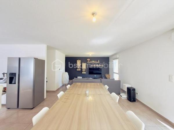 Vous rêvez d'une maison sans les contraintes d'entretien d'un grand terrain ? Ce magnifique duplex de 92 m², situé dans un environnement calme et recherché de Pfastatt, est fait pour vous !

Construit en 2016 et parfaitement entretenu, ce bien vous séduira par ses volumes, sa luminosité et ses prestations de qualité.

Dès l'entrée, vous découvrirez une agréable pièce de vie avec cuisine ouverte entièrement équipée, offrant un espace convivial pour partager de précieux moments en famille. Grâce à son accès direct à la terrasse et au jardin, la transition entre intérieur et extérieur est naturelle et particulièrement agréable.

À l'étage, l'espace nuit se compose de trois belles chambres, idéales pour accueillir une famille, ainsi qu'une salle de bains avec WC et espace buanderie.

À l'extérieur, profitez pleinement des beaux jours grâce à une terrasse d'environ 20 m² et à un jardin clos, arboré et soigneusement entretenu de 182 m².

Côté pratique, vous bénéficierez d'un grand garage double de 35 m² en enfilade avec électricité et point d'eau, ainsi que d'une place de stationnement privative devant le garage.

Les prestations qui font la différence :

- Construction récente de 2016
- Aucun travaux à prévoir
- Cuisine entièrement équipée
- Chauffage au sol au Rez de chaussé
- Volets électrique, radiateur à l'étage
- Terrasse de 20 m²
- Jardin privatif clos et arboré
- Garage double de 35 m²
- Place de parking privative
- Faibles charges de copropriété : seulement 20 €/mois
 Taxe foncière : 1 538 €/an

Un bien rare sur le secteur, idéal pour une famille, un jeune couple ou des acquéreurs recherchant le confort d'une maison avec les avantages d'une copropriété à faibles charges.
 Proche des écoles, commerces, transports et axes routiers.

❤ Un bien clé en main où il ne reste plus qu'à poser vos valises.

Contactez-moi dès maintenant pour organiser votre visite !