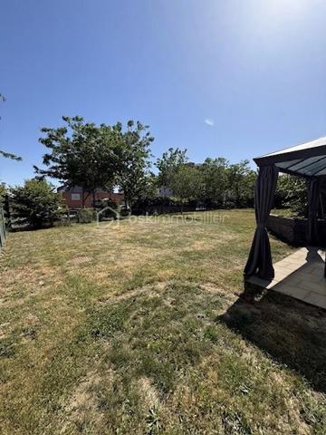 Vous rêvez d'une maison sans les contraintes d'entretien d'un grand terrain ? Ce magnifique duplex de 92 m², situé dans un environnement calme et recherché de Pfastatt, est fait pour vous !

Construit en 2016 et parfaitement entretenu, ce bien vous séduira par ses volumes, sa luminosité et ses prestations de qualité.

Dès l'entrée, vous découvrirez une agréable pièce de vie avec cuisine ouverte entièrement équipée, offrant un espace convivial pour partager de précieux moments en famille. Grâce à son accès direct à la terrasse et au jardin, la transition entre intérieur et extérieur est naturelle et particulièrement agréable.

À l'étage, l'espace nuit se compose de trois belles chambres, idéales pour accueillir une famille, ainsi qu'une salle de bains avec WC et espace buanderie.

À l'extérieur, profitez pleinement des beaux jours grâce à une terrasse d'environ 20 m² et à un jardin clos, arboré et soigneusement entretenu de 182 m².

Côté pratique, vous bénéficierez d'un grand garage double de 35 m² en enfilade avec électricité et point d'eau, ainsi que d'une place de stationnement privative devant le garage.

Les prestations qui font la différence :

- Construction récente de 2016
- Aucun travaux à prévoir
- Cuisine entièrement équipée
- Chauffage au sol au Rez de chaussé
- Volets électrique, radiateur à l'étage
- Terrasse de 20 m²
- Jardin privatif clos et arboré
- Garage double de 35 m²
- Place de parking privative
- Faibles charges de copropriété : seulement 20 €/mois
 Taxe foncière : 1 538 €/an

Un bien rare sur le secteur, idéal pour une famille, un jeune couple ou des acquéreurs recherchant le confort d'une maison avec les avantages d'une copropriété à faibles charges.
 Proche des écoles, commerces, transports et axes routiers.

❤ Un bien clé en main où il ne reste plus qu'à poser vos valises.

Contactez-moi dès maintenant pour organiser votre visite !