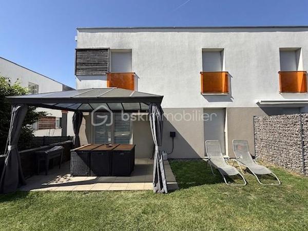 Vous rêvez d'une maison sans les contraintes d'entretien d'un grand terrain ? Ce magnifique duplex de 92 m², situé dans un environnement calme et recherché de Pfastatt, est fait pour vous !

Construit en 2016 et parfaitement entretenu, ce bien vous séduira par ses volumes, sa luminosité et ses prestations de qualité.

Dès l'entrée, vous découvrirez une agréable pièce de vie avec cuisine ouverte entièrement équipée, offrant un espace convivial pour partager de précieux moments en famille. Grâce à son accès direct à la terrasse et au jardin, la transition entre intérieur et extérieur est naturelle et particulièrement agréable.

À l'étage, l'espace nuit se compose de trois belles chambres, idéales pour accueillir une famille, ainsi qu'une salle de bains avec WC et espace buanderie.

À l'extérieur, profitez pleinement des beaux jours grâce à une terrasse d'environ 20 m² et à un jardin clos, arboré et soigneusement entretenu de 182 m².

Côté pratique, vous bénéficierez d'un grand garage double de 35 m² en enfilade avec électricité et point d'eau, ainsi que d'une place de stationnement privative devant le garage.

Les prestations qui font la différence :

- Construction récente de 2016
- Aucun travaux à prévoir
- Cuisine entièrement équipée
- Chauffage au sol au Rez de chaussé
- Volets électrique, radiateur à l'étage
- Terrasse de 20 m²
- Jardin privatif clos et arboré
- Garage double de 35 m²
- Place de parking privative
- Faibles charges de copropriété : seulement 20 €/mois
 Taxe foncière : 1 538 €/an

Un bien rare sur le secteur, idéal pour une famille, un jeune couple ou des acquéreurs recherchant le confort d'une maison avec les avantages d'une copropriété à faibles charges.
 Proche des écoles, commerces, transports et axes routiers.

❤ Un bien clé en main où il ne reste plus qu'à poser vos valises.

Contactez-moi dès maintenant pour organiser votre visite !