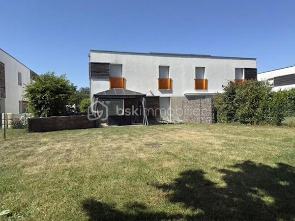 Vous rêvez d'une maison sans les contraintes d'entretien d'un grand terrain ? Ce magnifique duplex de 92 m², situé dans un environnement calme et recherché de Pfastatt, est fait pour vous !

Construit en 2016 et parfaitement entretenu, ce bien vous séduira par ses volumes, sa luminosité et ses prestations de qualité.

Dès l'entrée, vous découvrirez une agréable pièce de vie avec cuisine ouverte entièrement équipée, offrant un espace convivial pour partager de précieux moments en famille. Grâce à son accès direct à la terrasse et au jardin, la transition entre intérieur et extérieur est naturelle et particulièrement agréable.

À l'étage, l'espace nuit se compose de trois belles chambres, idéales pour accueillir une famille, ainsi qu'une salle de bains avec WC et espace buanderie.

À l'extérieur, profitez pleinement des beaux jours grâce à une terrasse d'environ 20 m² et à un jardin clos, arboré et soigneusement entretenu de 182 m².

Côté pratique, vous bénéficierez d'un grand garage double de 35 m² en enfilade avec électricité et point d'eau, ainsi que d'une place de stationnement privative devant le garage.

Les prestations qui font la différence :

- Construction récente de 2016
- Aucun travaux à prévoir
- Cuisine entièrement équipée
- Chauffage au sol au Rez de chaussé
- Volets électrique, radiateur à l'étage
- Terrasse de 20 m²
- Jardin privatif clos et arboré
- Garage double de 35 m²
- Place de parking privative
- Faibles charges de copropriété : seulement 20 €/mois
 Taxe foncière : 1 538 €/an

Un bien rare sur le secteur, idéal pour une famille, un jeune couple ou des acquéreurs recherchant le confort d'une maison avec les avantages d'une copropriété à faibles charges.
 Proche des écoles, commerces, transports et axes routiers.

❤ Un bien clé en main où il ne reste plus qu'à poser vos valises.

Contactez-moi dès maintenant pour organiser votre visite !