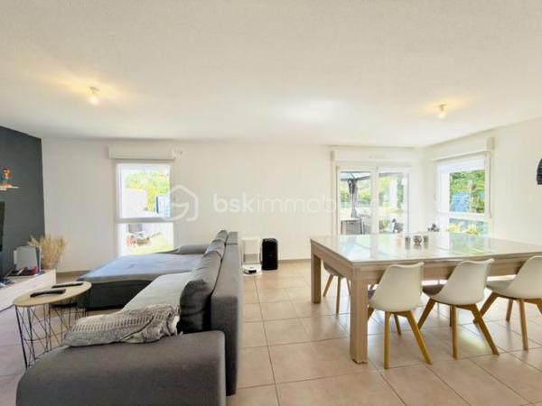 Vous rêvez d'une maison sans les contraintes d'entretien d'un grand terrain ? Ce magnifique duplex de 92 m², situé dans un environnement calme et recherché de Pfastatt, est fait pour vous !

Construit en 2016 et parfaitement entretenu, ce bien vous séduira par ses volumes, sa luminosité et ses prestations de qualité.

Dès l'entrée, vous découvrirez une agréable pièce de vie avec cuisine ouverte entièrement équipée, offrant un espace convivial pour partager de précieux moments en famille. Grâce à son accès direct à la terrasse et au jardin, la transition entre intérieur et extérieur est naturelle et particulièrement agréable.

À l'étage, l'espace nuit se compose de trois belles chambres, idéales pour accueillir une famille, ainsi qu'une salle de bains avec WC et espace buanderie.

À l'extérieur, profitez pleinement des beaux jours grâce à une terrasse d'environ 20 m² et à un jardin clos, arboré et soigneusement entretenu de 182 m².

Côté pratique, vous bénéficierez d'un grand garage double de 35 m² en enfilade avec électricité et point d'eau, ainsi que d'une place de stationnement privative devant le garage.

Les prestations qui font la différence :

- Construction récente de 2016
- Aucun travaux à prévoir
- Cuisine entièrement équipée
- Chauffage au sol au Rez de chaussé
- Volets électrique, radiateur à l'étage
- Terrasse de 20 m²
- Jardin privatif clos et arboré
- Garage double de 35 m²
- Place de parking privative
- Faibles charges de copropriété : seulement 20 €/mois
 Taxe foncière : 1 538 €/an

Un bien rare sur le secteur, idéal pour une famille, un jeune couple ou des acquéreurs recherchant le confort d'une maison avec les avantages d'une copropriété à faibles charges.
 Proche des écoles, commerces, transports et axes routiers.

❤ Un bien clé en main où il ne reste plus qu'à poser vos valises.

Contactez-moi dès maintenant pour organiser votre visite !