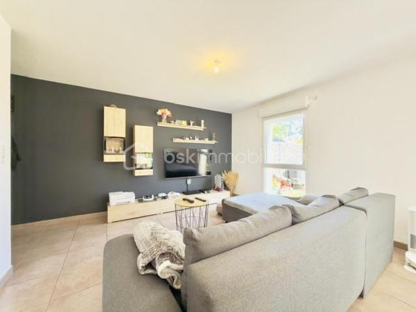 Vous rêvez d'une maison sans les contraintes d'entretien d'un grand terrain ? Ce magnifique duplex de 92 m², situé dans un environnement calme et recherché de Pfastatt, est fait pour vous !

Construit en 2016 et parfaitement entretenu, ce bien vous séduira par ses volumes, sa luminosité et ses prestations de qualité.

Dès l'entrée, vous découvrirez une agréable pièce de vie avec cuisine ouverte entièrement équipée, offrant un espace convivial pour partager de précieux moments en famille. Grâce à son accès direct à la terrasse et au jardin, la transition entre intérieur et extérieur est naturelle et particulièrement agréable.

À l'étage, l'espace nuit se compose de trois belles chambres, idéales pour accueillir une famille, ainsi qu'une salle de bains avec WC et espace buanderie.

À l'extérieur, profitez pleinement des beaux jours grâce à une terrasse d'environ 20 m² et à un jardin clos, arboré et soigneusement entretenu de 182 m².

Côté pratique, vous bénéficierez d'un grand garage double de 35 m² en enfilade avec électricité et point d'eau, ainsi que d'une place de stationnement privative devant le garage.

Les prestations qui font la différence :

- Construction récente de 2016
- Aucun travaux à prévoir
- Cuisine entièrement équipée
- Chauffage au sol au Rez de chaussé
- Volets électrique, radiateur à l'étage
- Terrasse de 20 m²
- Jardin privatif clos et arboré
- Garage double de 35 m²
- Place de parking privative
- Faibles charges de copropriété : seulement 20 €/mois
 Taxe foncière : 1 538 €/an

Un bien rare sur le secteur, idéal pour une famille, un jeune couple ou des acquéreurs recherchant le confort d'une maison avec les avantages d'une copropriété à faibles charges.
 Proche des écoles, commerces, transports et axes routiers.

❤ Un bien clé en main où il ne reste plus qu'à poser vos valises.

Contactez-moi dès maintenant pour organiser votre visite !