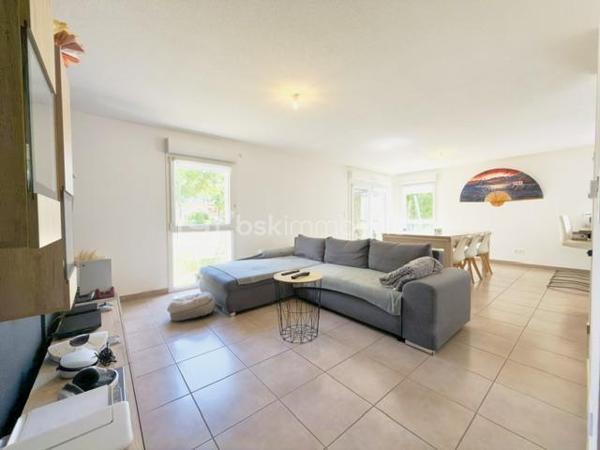 Vous rêvez d'une maison sans les contraintes d'entretien d'un grand terrain ? Ce magnifique duplex de 92 m², situé dans un environnement calme et recherché de Pfastatt, est fait pour vous !

Construit en 2016 et parfaitement entretenu, ce bien vous séduira par ses volumes, sa luminosité et ses prestations de qualité.

Dès l'entrée, vous découvrirez une agréable pièce de vie avec cuisine ouverte entièrement équipée, offrant un espace convivial pour partager de précieux moments en famille. Grâce à son accès direct à la terrasse et au jardin, la transition entre intérieur et extérieur est naturelle et particulièrement agréable.

À l'étage, l'espace nuit se compose de trois belles chambres, idéales pour accueillir une famille, ainsi qu'une salle de bains avec WC et espace buanderie.

À l'extérieur, profitez pleinement des beaux jours grâce à une terrasse d'environ 20 m² et à un jardin clos, arboré et soigneusement entretenu de 182 m².

Côté pratique, vous bénéficierez d'un grand garage double de 35 m² en enfilade avec électricité et point d'eau, ainsi que d'une place de stationnement privative devant le garage.

Les prestations qui font la différence :

- Construction récente de 2016
- Aucun travaux à prévoir
- Cuisine entièrement équipée
- Chauffage au sol au Rez de chaussé
- Volets électrique, radiateur à l'étage
- Terrasse de 20 m²
- Jardin privatif clos et arboré
- Garage double de 35 m²
- Place de parking privative
- Faibles charges de copropriété : seulement 20 €/mois
 Taxe foncière : 1 538 €/an

Un bien rare sur le secteur, idéal pour une famille, un jeune couple ou des acquéreurs recherchant le confort d'une maison avec les avantages d'une copropriété à faibles charges.
 Proche des écoles, commerces, transports et axes routiers.

❤ Un bien clé en main où il ne reste plus qu'à poser vos valises.

Contactez-moi dès maintenant pour organiser votre visite !