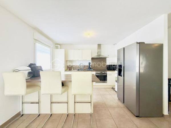 Vous rêvez d'une maison sans les contraintes d'entretien d'un grand terrain ? Ce magnifique duplex de 92 m², situé dans un environnement calme et recherché de Pfastatt, est fait pour vous !

Construit en 2016 et parfaitement entretenu, ce bien vous séduira par ses volumes, sa luminosité et ses prestations de qualité.

Dès l'entrée, vous découvrirez une agréable pièce de vie avec cuisine ouverte entièrement équipée, offrant un espace convivial pour partager de précieux moments en famille. Grâce à son accès direct à la terrasse et au jardin, la transition entre intérieur et extérieur est naturelle et particulièrement agréable.

À l'étage, l'espace nuit se compose de trois belles chambres, idéales pour accueillir une famille, ainsi qu'une salle de bains avec WC et espace buanderie.

À l'extérieur, profitez pleinement des beaux jours grâce à une terrasse d'environ 20 m² et à un jardin clos, arboré et soigneusement entretenu de 182 m².

Côté pratique, vous bénéficierez d'un grand garage double de 35 m² en enfilade avec électricité et point d'eau, ainsi que d'une place de stationnement privative devant le garage.

Les prestations qui font la différence :

- Construction récente de 2016
- Aucun travaux à prévoir
- Cuisine entièrement équipée
- Chauffage au sol au Rez de chaussé
- Volets électrique, radiateur à l'étage
- Terrasse de 20 m²
- Jardin privatif clos et arboré
- Garage double de 35 m²
- Place de parking privative
- Faibles charges de copropriété : seulement 20 €/mois
 Taxe foncière : 1 538 €/an

Un bien rare sur le secteur, idéal pour une famille, un jeune couple ou des acquéreurs recherchant le confort d'une maison avec les avantages d'une copropriété à faibles charges.
 Proche des écoles, commerces, transports et axes routiers.

❤ Un bien clé en main où il ne reste plus qu'à poser vos valises.

Contactez-moi dès maintenant pour organiser votre visite !
