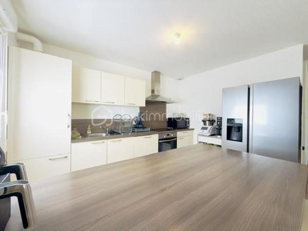 Vous rêvez d'une maison sans les contraintes d'entretien d'un grand terrain ? Ce magnifique duplex de 92 m², situé dans un environnement calme et recherché de Pfastatt, est fait pour vous !

Construit en 2016 et parfaitement entretenu, ce bien vous séduira par ses volumes, sa luminosité et ses prestations de qualité.

Dès l'entrée, vous découvrirez une agréable pièce de vie avec cuisine ouverte entièrement équipée, offrant un espace convivial pour partager de précieux moments en famille. Grâce à son accès direct à la terrasse et au jardin, la transition entre intérieur et extérieur est naturelle et particulièrement agréable.

À l'étage, l'espace nuit se compose de trois belles chambres, idéales pour accueillir une famille, ainsi qu'une salle de bains avec WC et espace buanderie.

À l'extérieur, profitez pleinement des beaux jours grâce à une terrasse d'environ 20 m² et à un jardin clos, arboré et soigneusement entretenu de 182 m².

Côté pratique, vous bénéficierez d'un grand garage double de 35 m² en enfilade avec électricité et point d'eau, ainsi que d'une place de stationnement privative devant le garage.

Les prestations qui font la différence :

- Construction récente de 2016
- Aucun travaux à prévoir
- Cuisine entièrement équipée
- Chauffage au sol au Rez de chaussé
- Volets électrique, radiateur à l'étage
- Terrasse de 20 m²
- Jardin privatif clos et arboré
- Garage double de 35 m²
- Place de parking privative
- Faibles charges de copropriété : seulement 20 €/mois
 Taxe foncière : 1 538 €/an

Un bien rare sur le secteur, idéal pour une famille, un jeune couple ou des acquéreurs recherchant le confort d'une maison avec les avantages d'une copropriété à faibles charges.
 Proche des écoles, commerces, transports et axes routiers.

❤ Un bien clé en main où il ne reste plus qu'à poser vos valises.

Contactez-moi dès maintenant pour organiser votre visite !