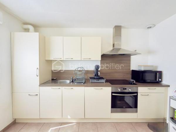 Vous rêvez d'une maison sans les contraintes d'entretien d'un grand terrain ? Ce magnifique duplex de 92 m², situé dans un environnement calme et recherché de Pfastatt, est fait pour vous !

Construit en 2016 et parfaitement entretenu, ce bien vous séduira par ses volumes, sa luminosité et ses prestations de qualité.

Dès l'entrée, vous découvrirez une agréable pièce de vie avec cuisine ouverte entièrement équipée, offrant un espace convivial pour partager de précieux moments en famille. Grâce à son accès direct à la terrasse et au jardin, la transition entre intérieur et extérieur est naturelle et particulièrement agréable.

À l'étage, l'espace nuit se compose de trois belles chambres, idéales pour accueillir une famille, ainsi qu'une salle de bains avec WC et espace buanderie.

À l'extérieur, profitez pleinement des beaux jours grâce à une terrasse d'environ 20 m² et à un jardin clos, arboré et soigneusement entretenu de 182 m².

Côté pratique, vous bénéficierez d'un grand garage double de 35 m² en enfilade avec électricité et point d'eau, ainsi que d'une place de stationnement privative devant le garage.

Les prestations qui font la différence :

- Construction récente de 2016
- Aucun travaux à prévoir
- Cuisine entièrement équipée
- Chauffage au sol au Rez de chaussé
- Volets électrique, radiateur à l'étage
- Terrasse de 20 m²
- Jardin privatif clos et arboré
- Garage double de 35 m²
- Place de parking privative
- Faibles charges de copropriété : seulement 20 €/mois
 Taxe foncière : 1 538 €/an

Un bien rare sur le secteur, idéal pour une famille, un jeune couple ou des acquéreurs recherchant le confort d'une maison avec les avantages d'une copropriété à faibles charges.
 Proche des écoles, commerces, transports et axes routiers.

❤ Un bien clé en main où il ne reste plus qu'à poser vos valises.

Contactez-moi dès maintenant pour organiser votre visite !