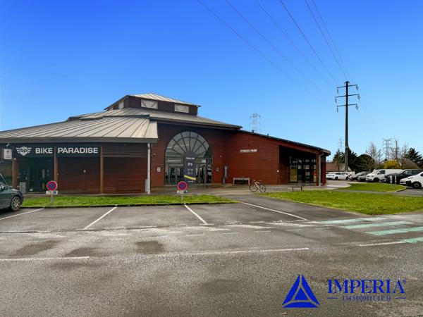 Saint-Cyr-sur-Loire (37540) LOCAL COMMERCIAL AVEC TERRASSE. EMPLACEMENT PREMIUM À Saint-Cyr-sur-Loire