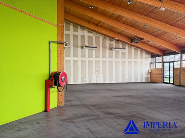 Saint-Cyr-sur-Loire (37540) LOCAL COMMERCIAL AVEC TERRASSE. EMPLACEMENT PREMIUM À Saint-Cyr-sur-Loire