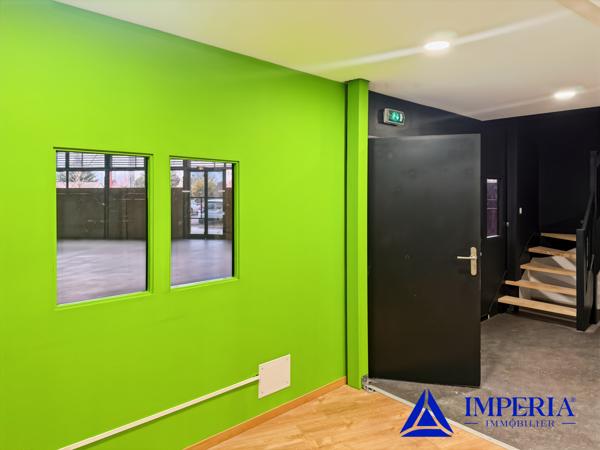 Saint-Cyr-sur-Loire (37540) LOCAL COMMERCIAL AVEC TERRASSE. EMPLACEMENT PREMIUM À Saint-Cyr-sur-Loire