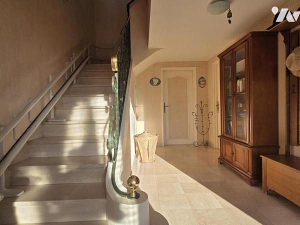 Maison sur sous-sol, trois chambres, 127 m² habitables.