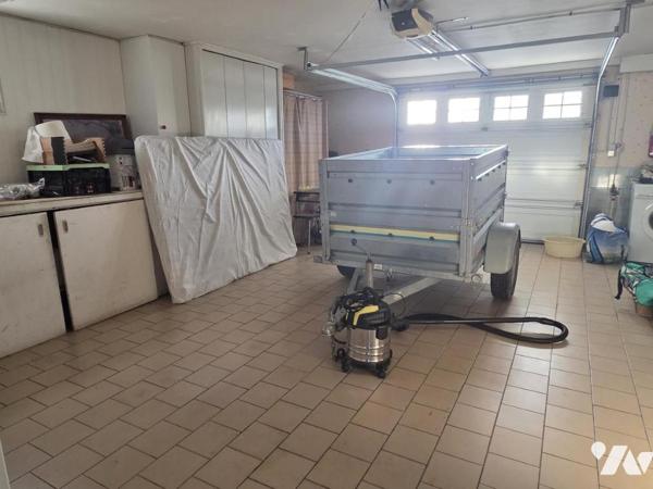 Maison sur sous-sol, trois chambres, 127 m² habitables.